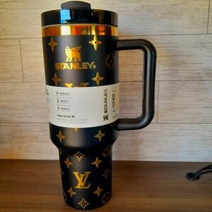 Stanley LV 40 ounce Tumblr black and gold